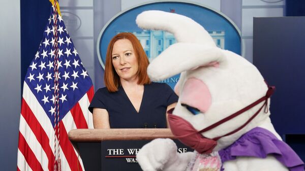 Пасхальный заяц во время брифинга пресс-секретаря Белого дома Дженнифер Псаки  - Sputnik Mundo