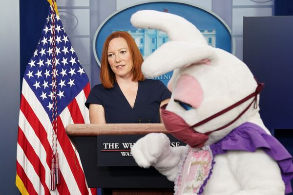 El conejo de Pascua aparece durante una sesión informativa protagonizada por la portavoz de la Casa Blanca, Jen Psaki. - Sputnik Mundo