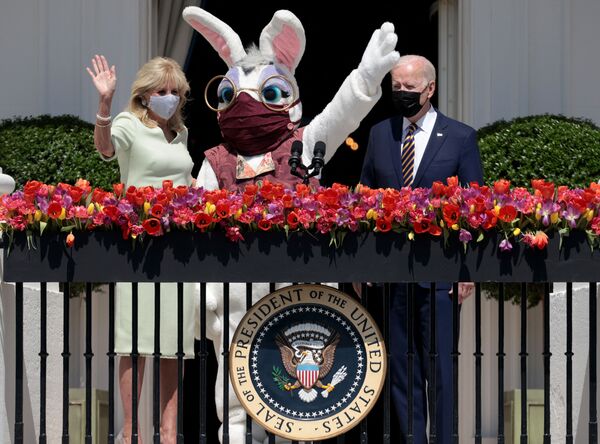 El presidente de EEUU, Joe Biden, y la primera dama, Jill Biden, aparecen con el conejo de Pascua en la Casa Blanca.  - Sputnik Mundo