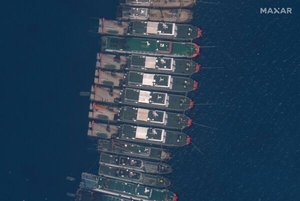 Las embarcaciones pesqueras en el arrecife Whitsun, llamado por Manila arrecife de Julián Felipe, en una imagen satelital de la compañía Maxar tomada el 23 de marzo de 2021. - Sputnik Mundo