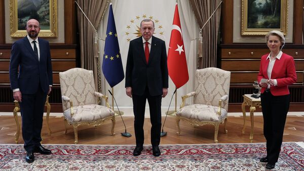 El presidente del Consejo Europeo, Charles Michel, el presidente de Turquía, Recep Tayyip Erdogan y la jefa de la Comisión Europea (CE), Ursula von der Leyen. - Sputnik Mundo