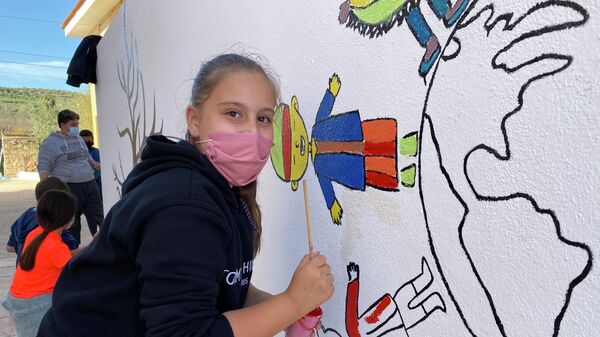 Una niña pinta un mural en su colegio de Sorihuela del Guadalimar, Jaén, España - Sputnik Mundo