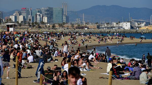 Público en la playa de la Barceloneta (Barcelona) - Sputnik Mundo