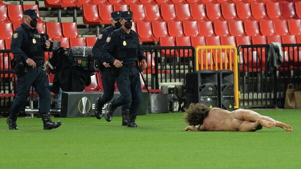 Espontáneo desnudo durante el Granada C.F.-Manchester United - Sputnik Mundo