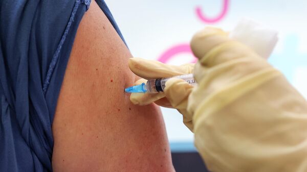 Una persona recibe una vacuna contra el coronavirus en Rusia - Sputnik Mundo