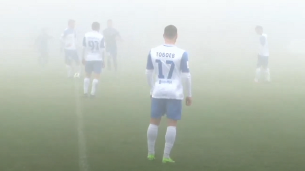 Fútbol a ciegas: una densa niebla interrumpe un partido en Rusia - Sputnik Mundo