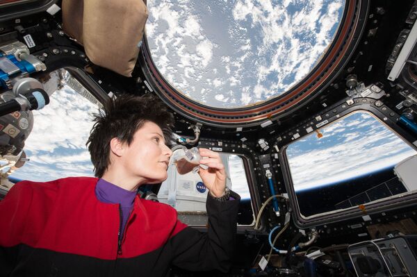 Samantha Cristoforetti toma su café en la cúpula de la EEI con vistas a la Tierra. - Sputnik Mundo