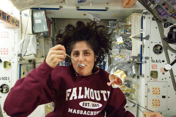 La astronauta estadounidense Sunita Williams come helado a bordo de la EEI.  - Sputnik Mundo