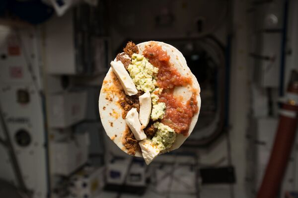 Desayuno del astronauta estadounidense Timothy Lennart Kopra. Así lo describió en su cuenta de Twitter: &quot;Taco de desayuno en la EEI: frijoles refritos, cerdo desmenuzado, queso Monterey Jack, huevos y salsa en una tortilla. Genial...&quot;  - Sputnik Mundo