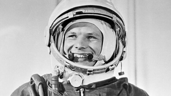El cosmonauta soviético Yuri Gagarin con su traje espacial antes del histórico lanzamiento de la nave espacial Vostok-1 desde el cosmódromo de Baikonur el 12 de abril de 1961 - Sputnik Mundo