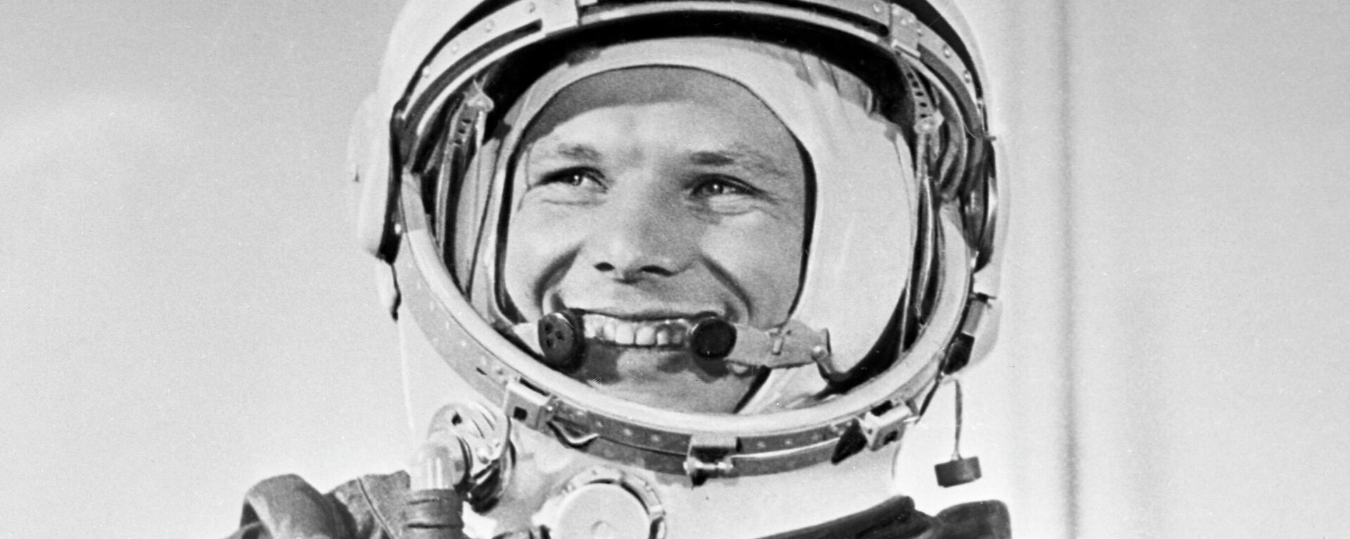 El cosmonauta soviético Yuri Gagarin con su traje espacial antes del histórico lanzamiento de la nave espacial Vostok-1 desde el cosmódromo de Baikonur el 12 de abril de 1961 - Sputnik Mundo, 1920, 10.12.2022