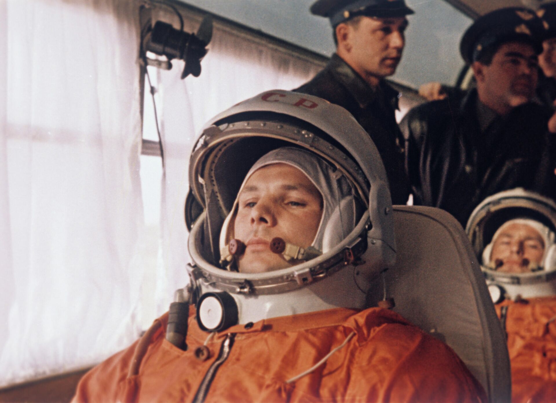 Yuri Gagarin, su doble Guerman Titov y sus compañeros del primer grupo de cosmonautas en un autobús que se dirige a la plataforma de lanzamiento en el cosmódromo de Baikonur - Sputnik Mundo, 1920, 13.04.2021