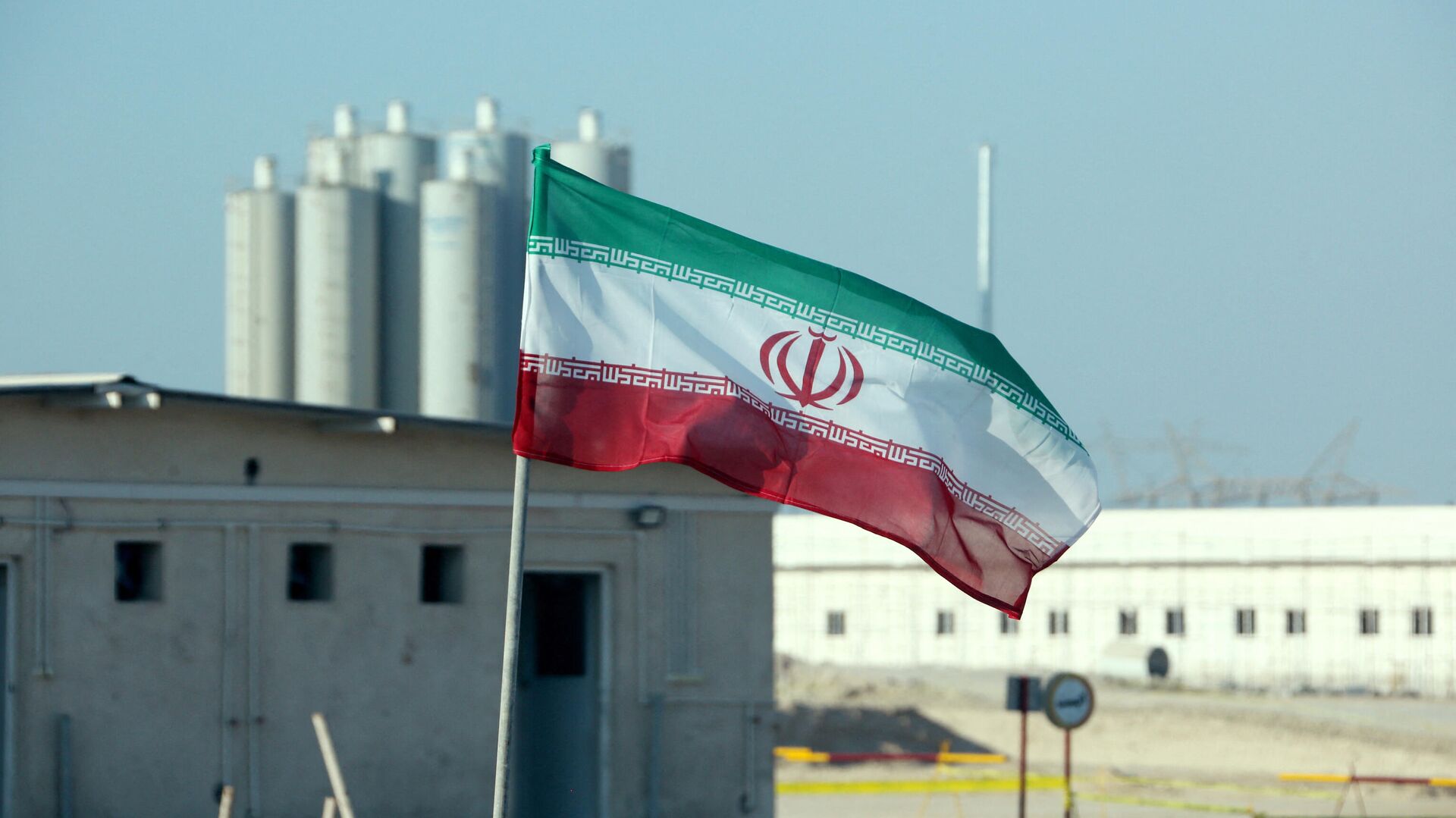 La bandera de Irán frente a una planta nuclear (archivo) - Sputnik Mundo, 1920, 09.08.2021