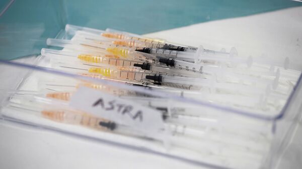 Unas jeringas con la vacuna de AstraZeneca contra COVID-19 (imagen referencial) - Sputnik Mundo