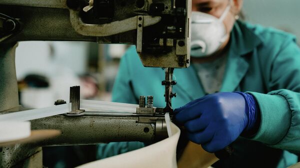 Una trabajadora en una fábrica de zapatos española (referencial) - Sputnik Mundo