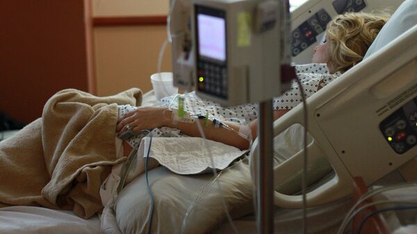 Una mujer en un hospital. Imagen referencial - Sputnik Mundo