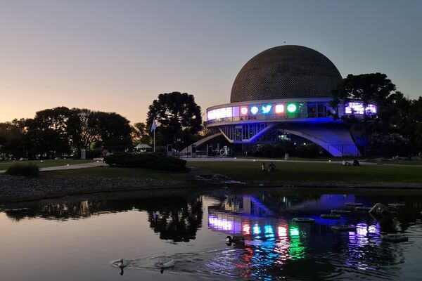 El futurístico domo, una de las construcciones icónicas de Buenos Aires, se encuentra en los parques de Palermo - Sputnik Mundo