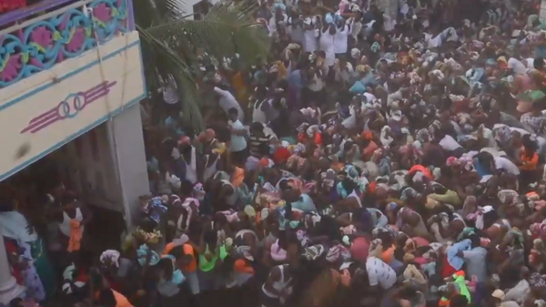 Miles de personas se lanzan estiércol en un festival en la India - Sputnik Mundo