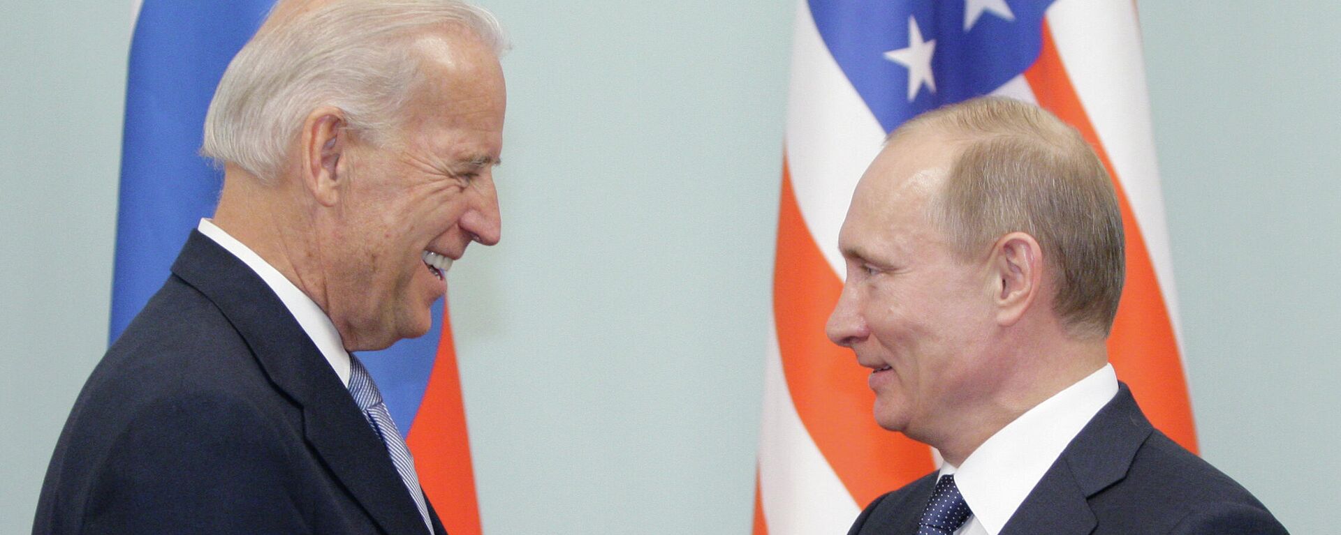 Joe Biden, entonces vicepresidente de EEUU, y Vladímir Putin, entonces primer ministro de Rusia, durante un encuentro el 2011 - Sputnik Mundo, 1920, 18.04.2021