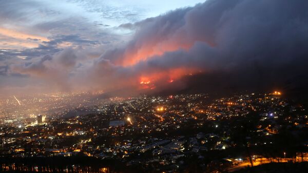 Вид сверху на пожар на склонах горы Столовая в Кейптауне, ЮАР - Sputnik Mundo