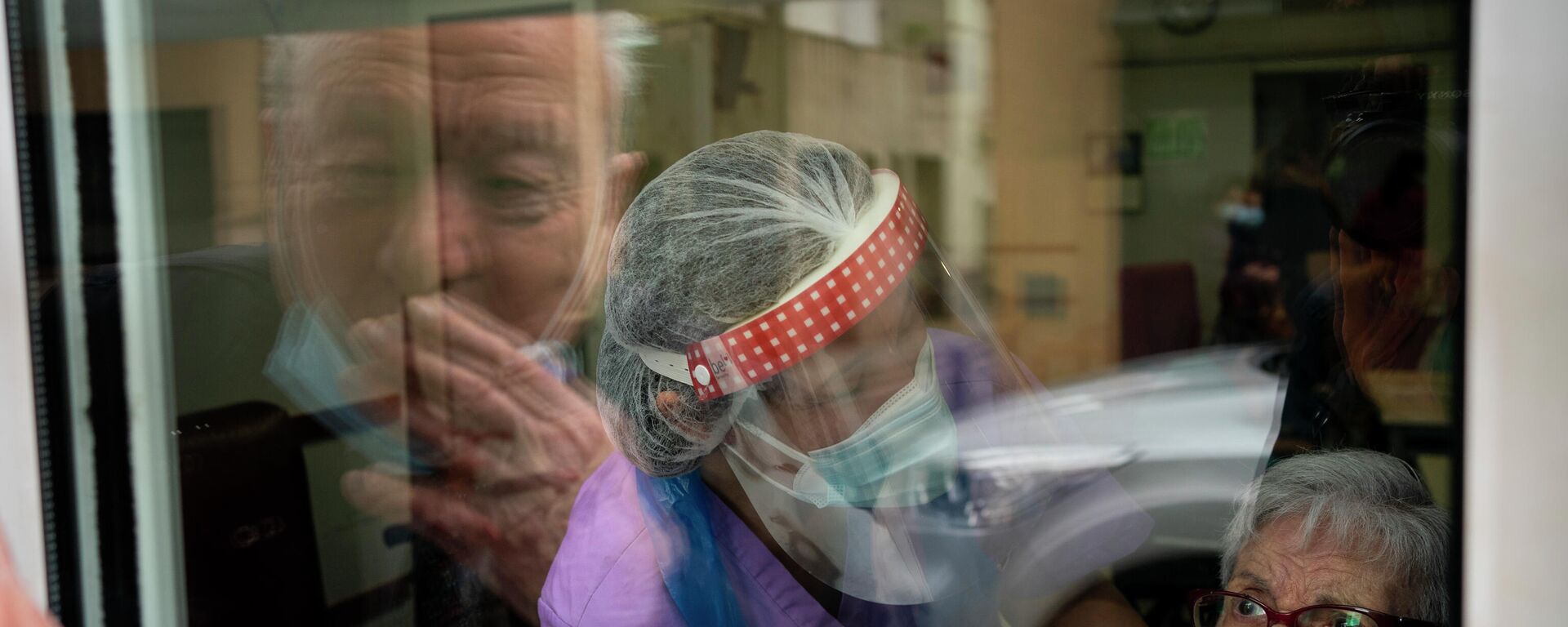 Javier Anto y su esposa Carmen Panzano se lanzan besos a través de la ventana. Barcelona, 21 de abril de 2021.  - Sputnik Mundo, 1920, 22.04.2021