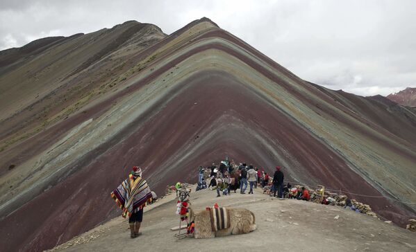Turistas frente a la Montaña de Siete Colores en Perú. - Sputnik Mundo