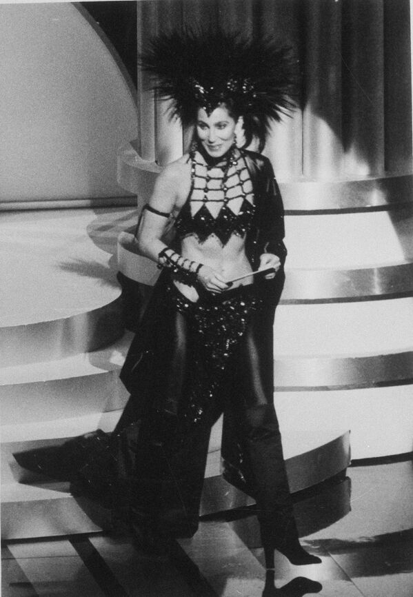 Cerca de una década y media más tarde, Cher superó la osadía del atuendo de Streisand con un carnavalesco vestido negro, creación de Bob Mackie. Posteriormente, la artista admitió que la elección tuvo el objetivo deliberado de escandalizar a los miembros de la Academia, a quienes, según le pareció a la cantante, no les agradaba.  - Sputnik Mundo