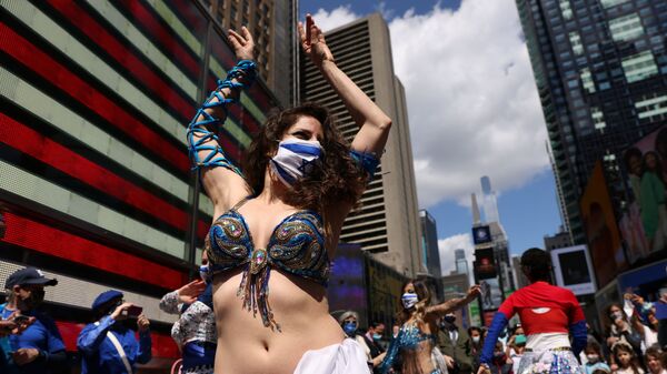 Женщина танцует на празднике в честь Дня независимости Израиля, отмечающего 73-ю годовщину создания государства, на Таймс-сквер в Нью-Йорке, США - Sputnik Mundo