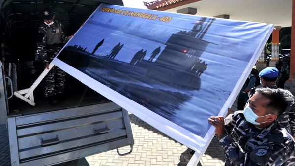 Un cartel con la imagen del submarino indonesio KRI Nanggala 402 - Sputnik Mundo
