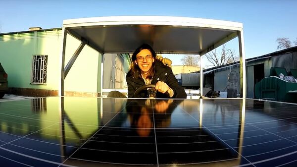 El youtuber Nikita Poddubnov en su coche solar - Sputnik Mundo