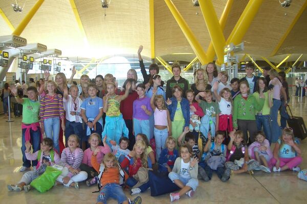 'Niños de Chernóbil' en el aeropuerto durante su viaje a España con la Asociación Ledicia Cativa en 2007 - Sputnik Mundo