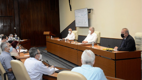 El encuentro del presidente cubano, Miguel Díaz-Canel, con unos científicos y expertos que asesoran en temas de COVID-19 - Sputnik Mundo