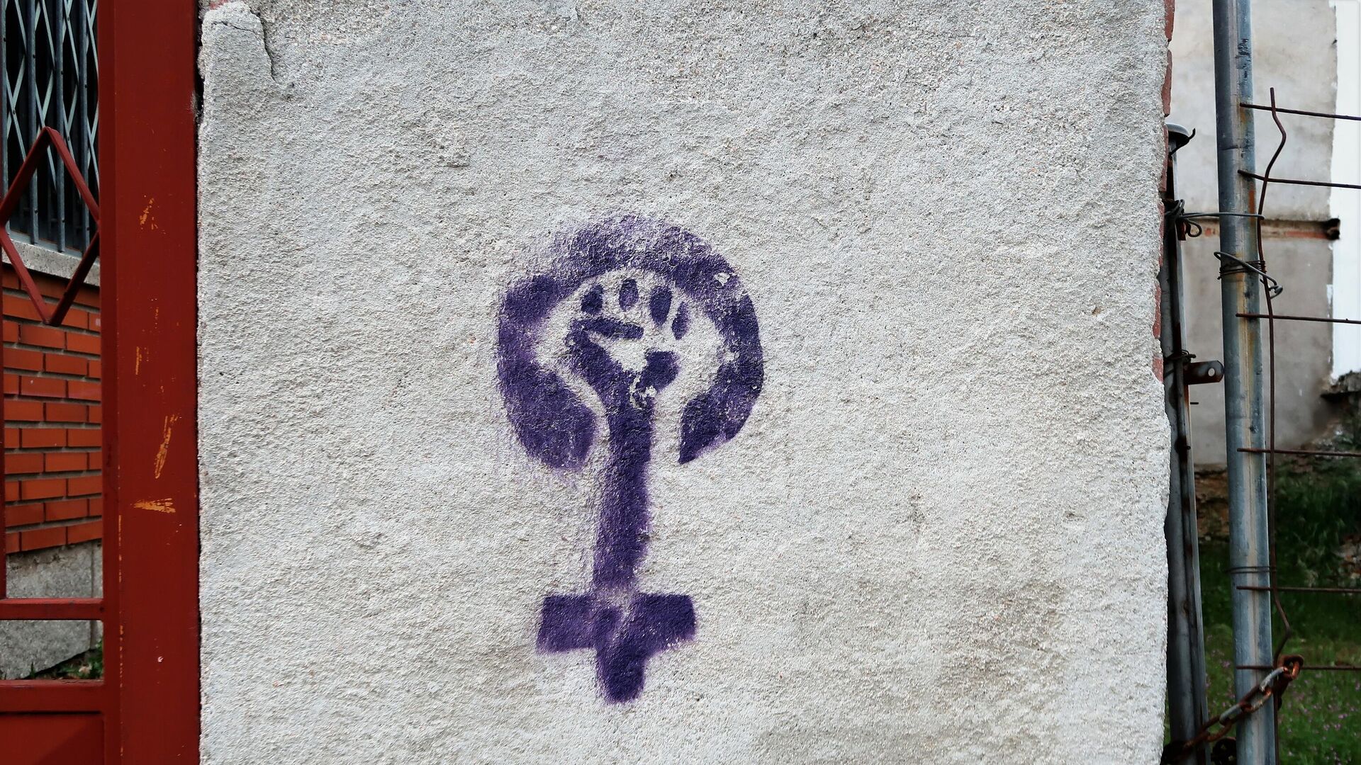 Pintada feminista en una pared de Bustarviejo, localidad del norte de Madrid - Sputnik Mundo, 1920, 07.06.2022