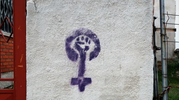 Pintada feminista en una pared de Bustarviejo, localidad del norte de Madrid - Sputnik Mundo