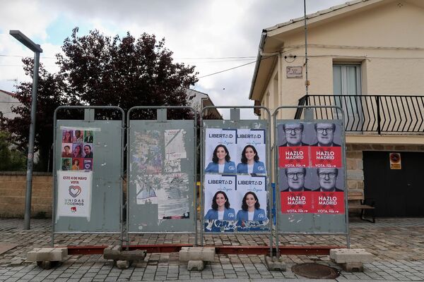 Carteles electorales en Bustarviejo, un pueblo del norte de Madrid - Sputnik Mundo