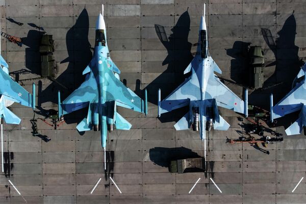 Unos cazabombardero SU-34 (a la izquierda) y cazas multipropósito Su-30SM (a la derecha) de las Fuerzas Aeroespaciales de Rusia - Sputnik Mundo