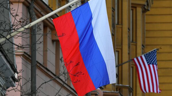 Banderas de Rusia y EEUU en la Embajada estadounidense en Moscú - Sputnik Mundo