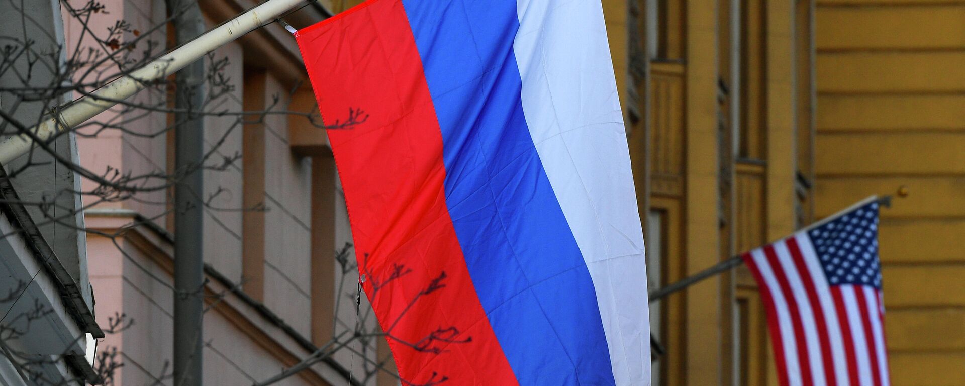 Banderas de Rusia y EEUU en la Embajada estadounidense en Moscú - Sputnik Mundo, 1920, 25.03.2022