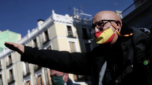 Un asistente a una manifestación franquista en Madrid - Sputnik Mundo