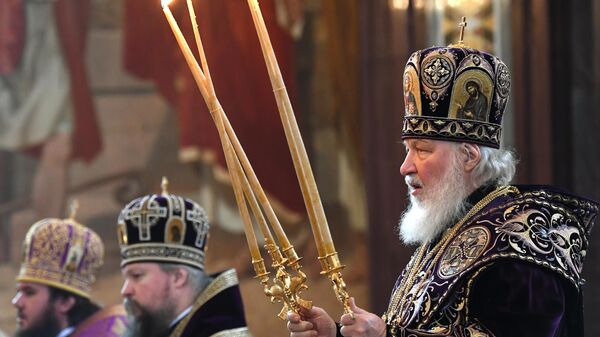 El patriarca Kiril celebra una misa en la Catedral de Cristo Salvador, en Moscú - Sputnik Mundo