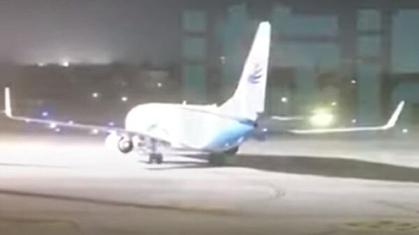 Un huracán hace girar un avión estacionado en una pista en China - Sputnik Mundo