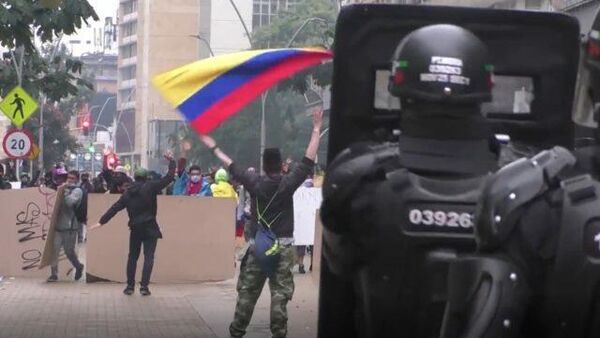 La reforma tributaria sume a Colombia en protestas en medio de gases, policías y militares - Sputnik Mundo