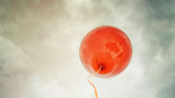 Un regalo de cumpleaños sale flotando en un globo de helio - Sputnik Mundo
