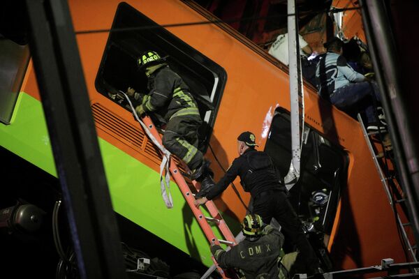 Las unidades de emergencias, los bomberos, rescatistas y policías se unieron para llevar a cabo las operaciones de rescate para evacuar a las víctimas del accidente. En la foto: los rescatistas revisan uno de los vagones del metro. - Sputnik Mundo