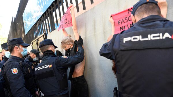 Una activista de Femen protesta durante las elecciones de Madrid  - Sputnik Mundo