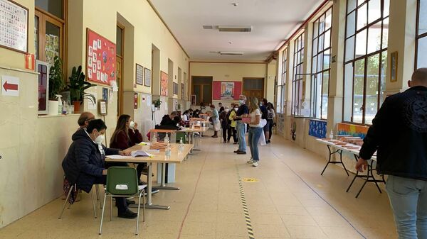 Interior de un colegio electoral en Puerta del Ángel en las elecciones del 4 de mayo a la Comunidad de Madrid - Sputnik Mundo