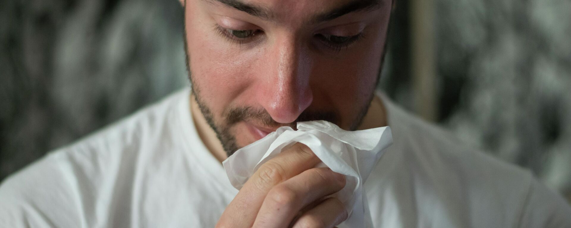Un hombre se limpia la nariz con un pañuelo de papel - Sputnik Mundo, 1920, 04.05.2021