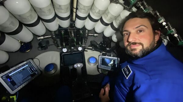 Héctor Salvador, a bordo del sumergible DSV LImiting Factor - Sputnik Mundo