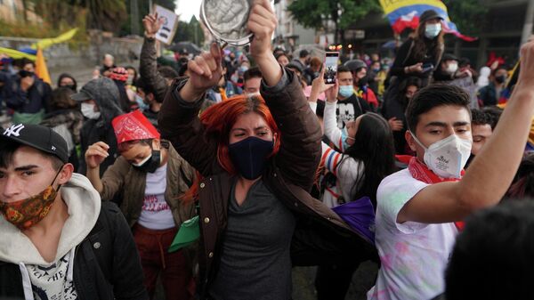 Manifestantes durante una protesta contra el Gobierno en Bogotá el 4 de mayo de 2021 - Sputnik Mundo
