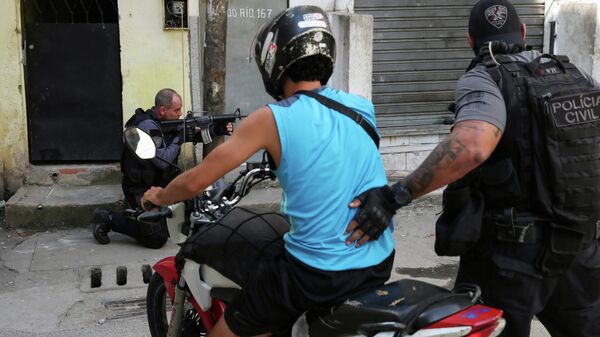 Agentes de la Policía Civil de Río de Janeiro durante una operación en el barrio de Jacarezinho - Sputnik Mundo